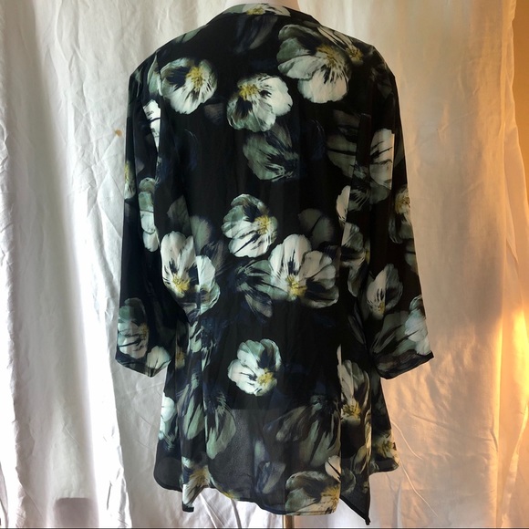 Simply Vera Vera Wang Dark Floral Button-Up Blouse (L) - Picture 2 of 4